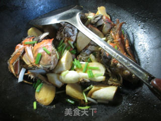 茭白烧大闸蟹的做法步骤：11
