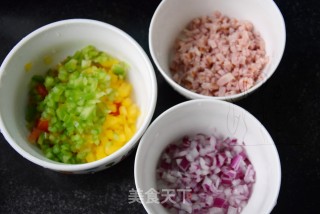 彩椒茄汁炒饭的做法步骤：2