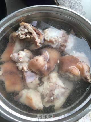 黄豆炖猪蹄的做法步骤：2