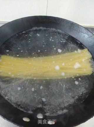 海鲜意面的做法步骤：2