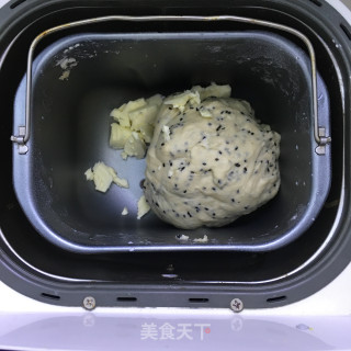 椰香黑芝麻面包的做法步骤：2