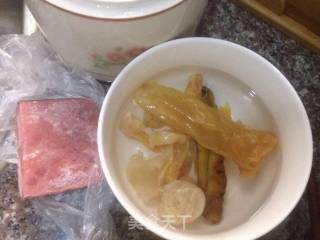 花胶炖鸡的做法步骤：1