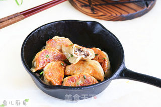黑木耳鲜肉锅贴的做法步骤：11