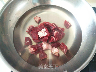 【黄豆牛腩西红柿汤】的做法步骤：2