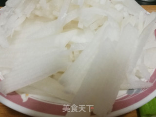 萝卜丝汆肉丸汤的做法步骤：1