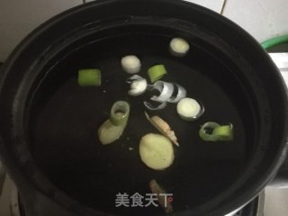 萝卜丝汆肉丸汤的做法步骤：2