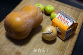如诗如画的万圣节美食：奶油南瓜汤的做法步骤：2