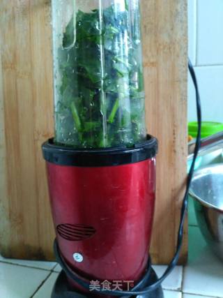 菠菜鸡蛋猪肝瘦肉海鲜面的做法步骤：3
