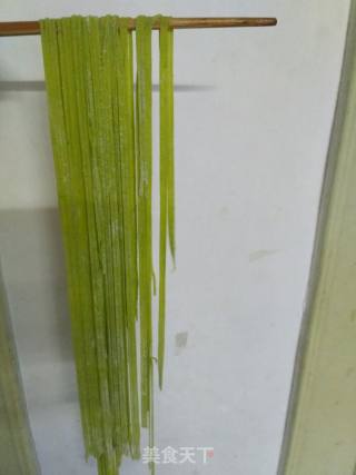 菠菜鸡蛋猪肝瘦肉海鲜面的做法步骤：16