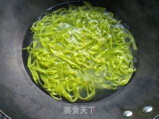 菠菜鸡蛋猪肝瘦肉海鲜面的做法步骤：21