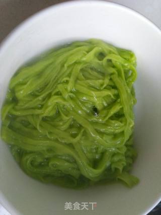 菠菜鸡蛋猪肝瘦肉海鲜面的做法步骤：22