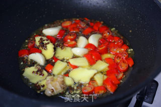 藿香泡椒炖牛尾的做法步骤：4