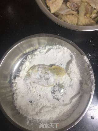 蒜香炸鸡翅的做法步骤：4