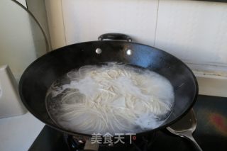 酸辣鸡蛋面的做法步骤：3