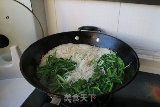 酸辣鸡蛋面的做法步骤：5