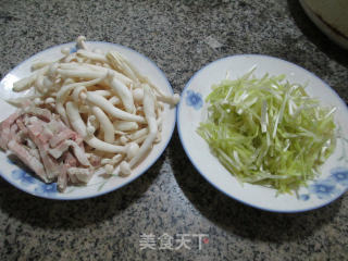 五花肉韭菜芽炒白玉菇的做法步骤：1