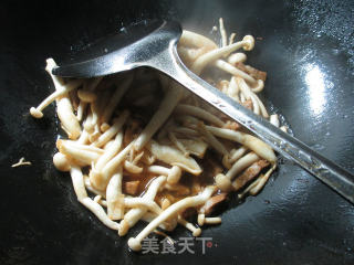 五花肉韭菜芽炒白玉菇的做法步骤：4