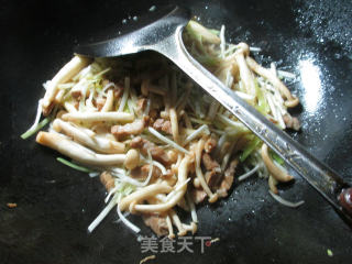 五花肉韭菜芽炒白玉菇的做法步骤：5
