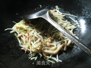 五花肉韭菜芽炒白玉菇的做法步骤：7