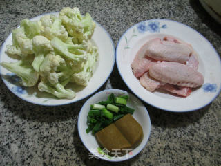 中翅焖花菜的做法步骤：1