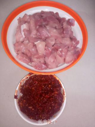 红油肉丁的做法步骤：1