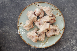 老火靓汤之霸王花排骨汤的做法步骤：3