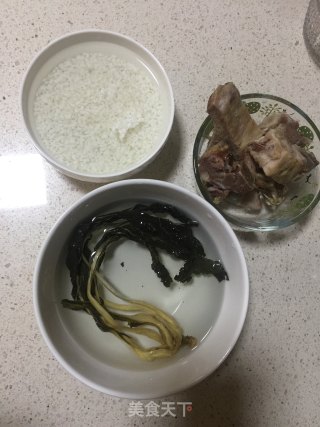 菜干烧骨粥的做法步骤：1