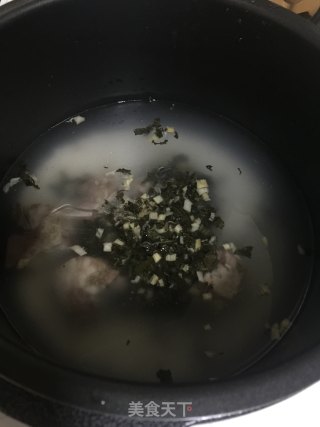 菜干烧骨粥的做法步骤：3