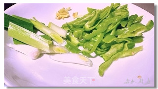 青椒肉丝的做法步骤：1