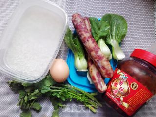腊肠窝蛋煲仔饭的做法步骤：1