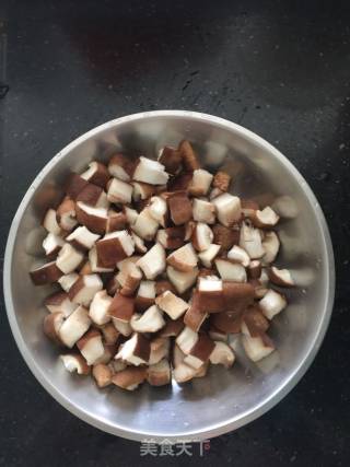 香菇鸡丁的做法步骤：1