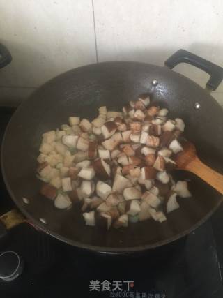 香菇鸡丁的做法步骤：5