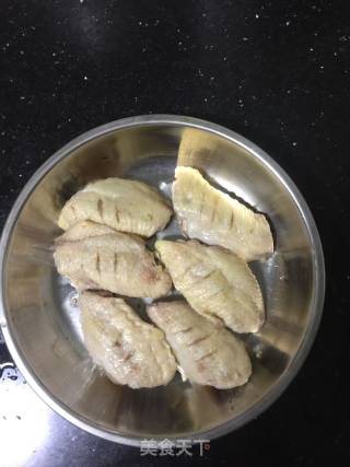 可乐鸡翅的做法步骤：1