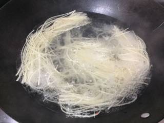 简单阳春面~给他/她做一碗温情的面的做法步骤：1