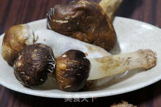 彩椒炒松茸的做法步骤：1