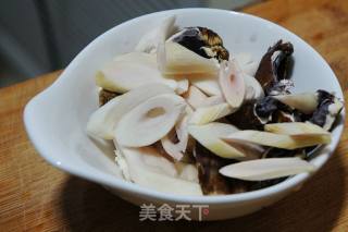 彩椒炒松茸的做法步骤：2