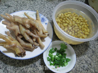 鸡爪黄豆汤的做法步骤：1