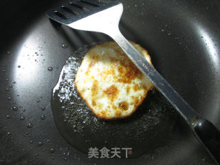 油面筋烧荷叶蛋的做法步骤：2
