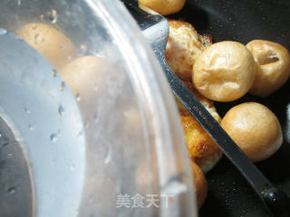 油面筋烧荷叶蛋的做法步骤：4