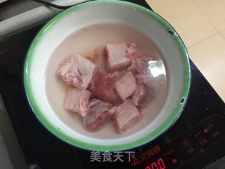 百合排骨胡萝卜汤的做法步骤：1