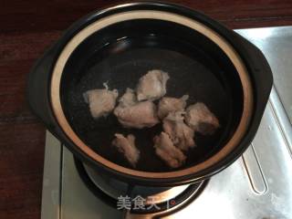 百合排骨胡萝卜汤的做法步骤：2