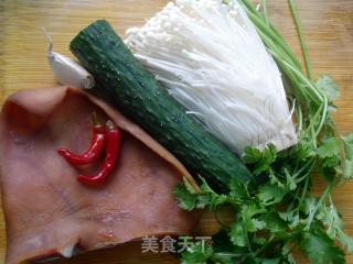 金针菇拌猪耳的做法步骤：1