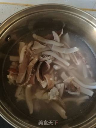 尖椒炒鱿鱼的做法步骤：2