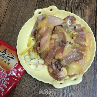 鸡肉焖榨菜的做法步骤：1
