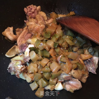 鸡肉焖榨菜的做法步骤：4
