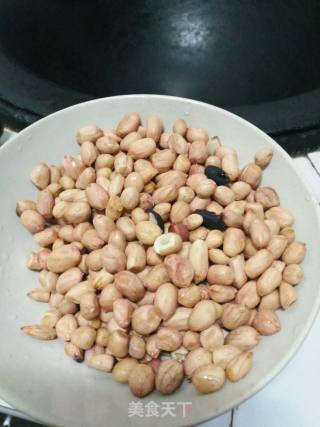 炒花生米的做法步骤：1