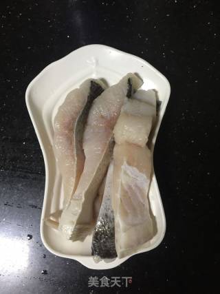 【出水芙蓉】鱼茸蛋羹的做法步骤：1
