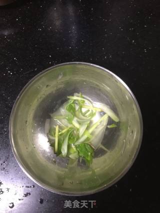 【出水芙蓉】鱼茸蛋羹的做法步骤：2