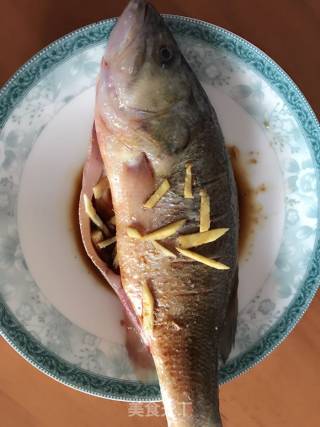 清蒸鲈鱼的做法步骤：2