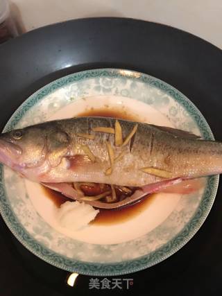 清蒸鲈鱼的做法步骤：3